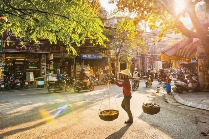 Phố Cổ Hà Nội - Phố Cổ thu hút bởi kiến trúc nhà ống cổ và không khí buôn bán tấp nập