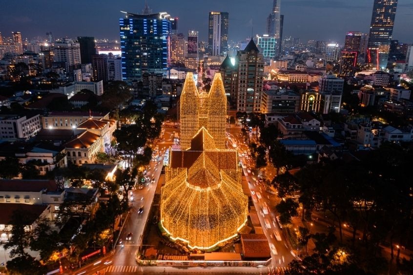 Nhà thờ Đức Bà - Nhà thờ được thắp đèn nổi bật trong đêm Giáng sinh