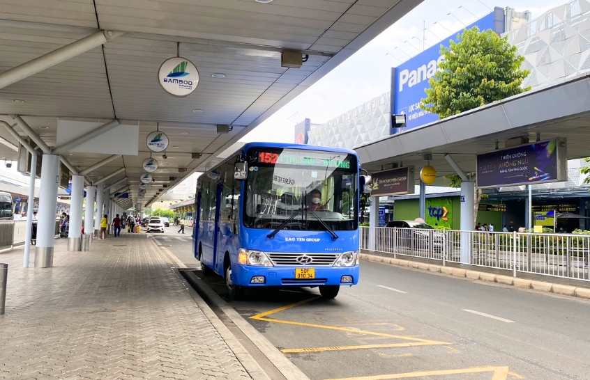 Di chuyển dễ dàng từ sân bay Tân Sơn Nhất vào trung tâm TP.HCM với xe buýt tiện lợi.