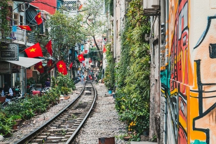 Vé máy bay từ Macau đi Hà Nội - Đường tàu Hà Nội chạy xuyên giữa khu dân cư và các quán cà phê độc đáo