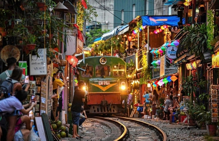 Phố cổ Hà Nội – nơi những chuyến tàu chạy qua giữa không gian sống động.