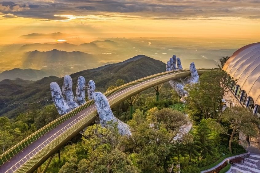 Vé máy bay từ Hong Kong đi Đà Nẵng - Cầu Vàng với kiến trúc độc đáo, được nâng đỡ bởi đôi bàn tay khổng lồ 