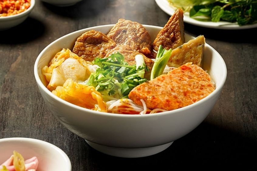 Bún chả cá Đà Nẵng - Tô bún chả cá với nước dùng trong, vị ngọt từ cá tươi và chả cá thơm dai 