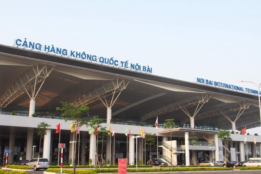 Sân bay quốc tế Nội Bài - Sân bay nằm cách trung tâm thủ đô khoảng 35 km