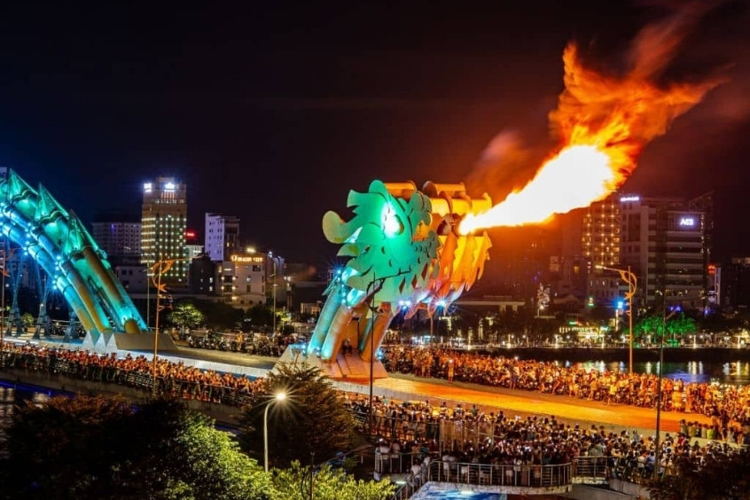 Cầu Rồng - Cuối tuần du khách có thể thưởng thức màn trình diễn phun lửa và phun nước đầy ấn tượng