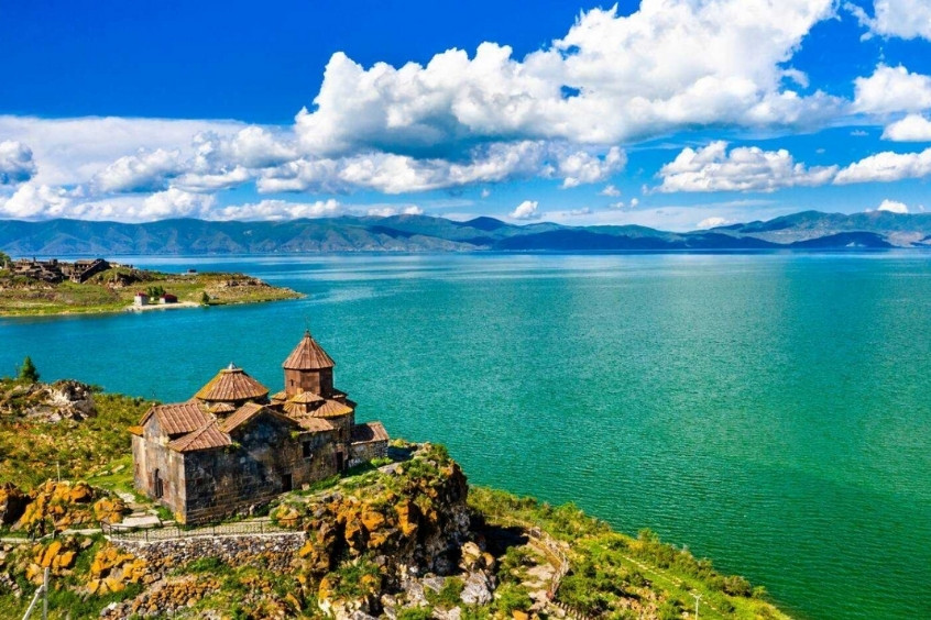Hồ Sevan là hồ nước lớn nhất Armenia còn được mệnh danh là biển của Armenia