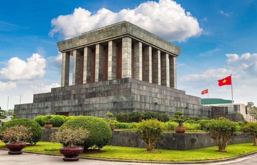 Lăng Chủ tịch Hồ Chí Minh - Biểu tượng lịch sử và lòng tôn kính của dân tộc Việt Nam.