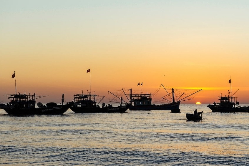 Vé máy bay từ Hà Nội đi Chu Lai - khung cảnh bình minh trên biển Chu Lai