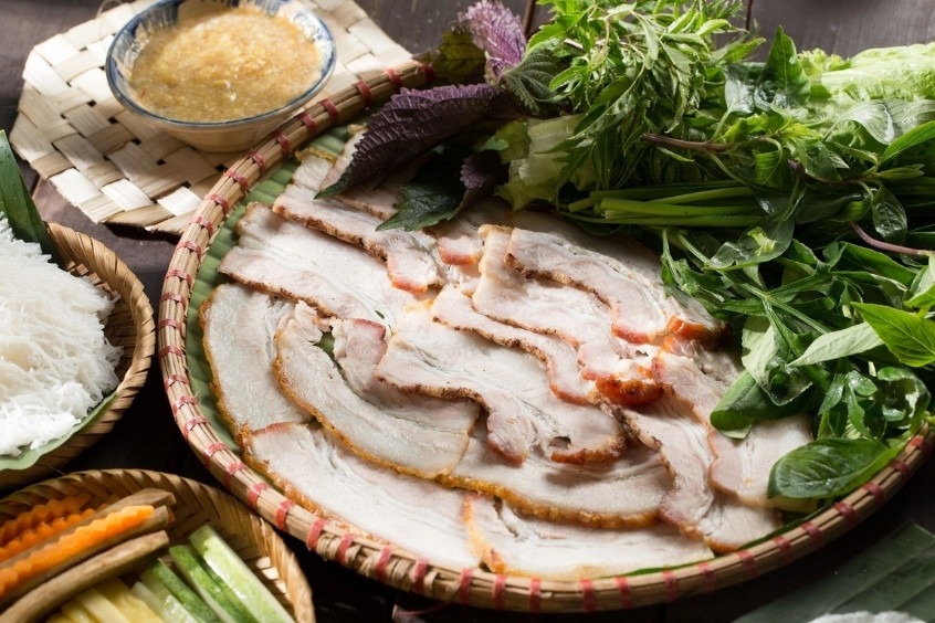 Bánh tráng cuốn thịt heo - Món ăn đặc sản nổi tiếng của miền Trung Việt Nam