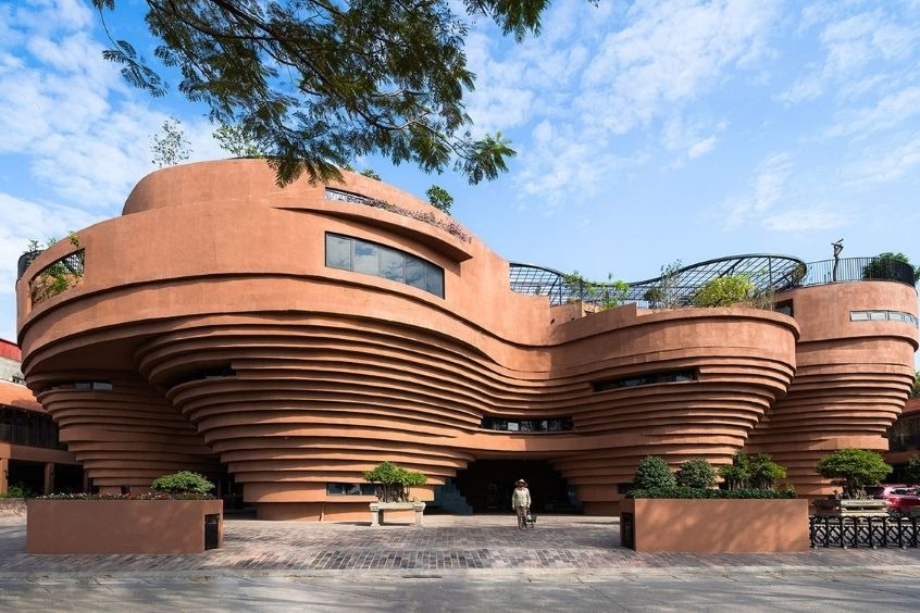 Làng gốm Bát Tràng - Làng gốm nổi tiếng với sản phẩm gốm tinh xảo và lâu đời