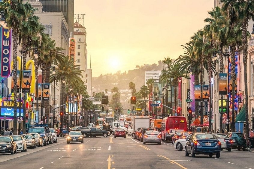 Đại lộ Hollywood là trung tâm của ngành công nghiệp điện ảnh và truyền hình Mỹ