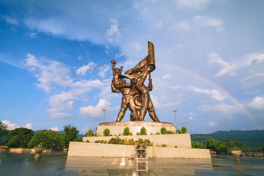 Vé máy bay từ Hà Nội đi Điện Biên - Tượng đài Chiến thắng Điện Biên Phủ là một công trình văn hóa mang ý nghĩa lịch sử 