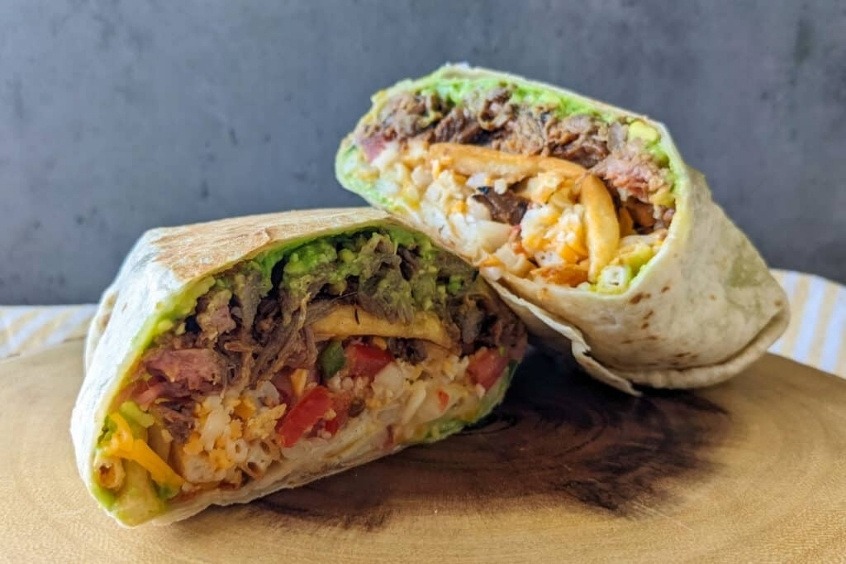 Du khách nhất định phải thưởng thức món bánh burrito nổi tiếng khi đến San Diego
