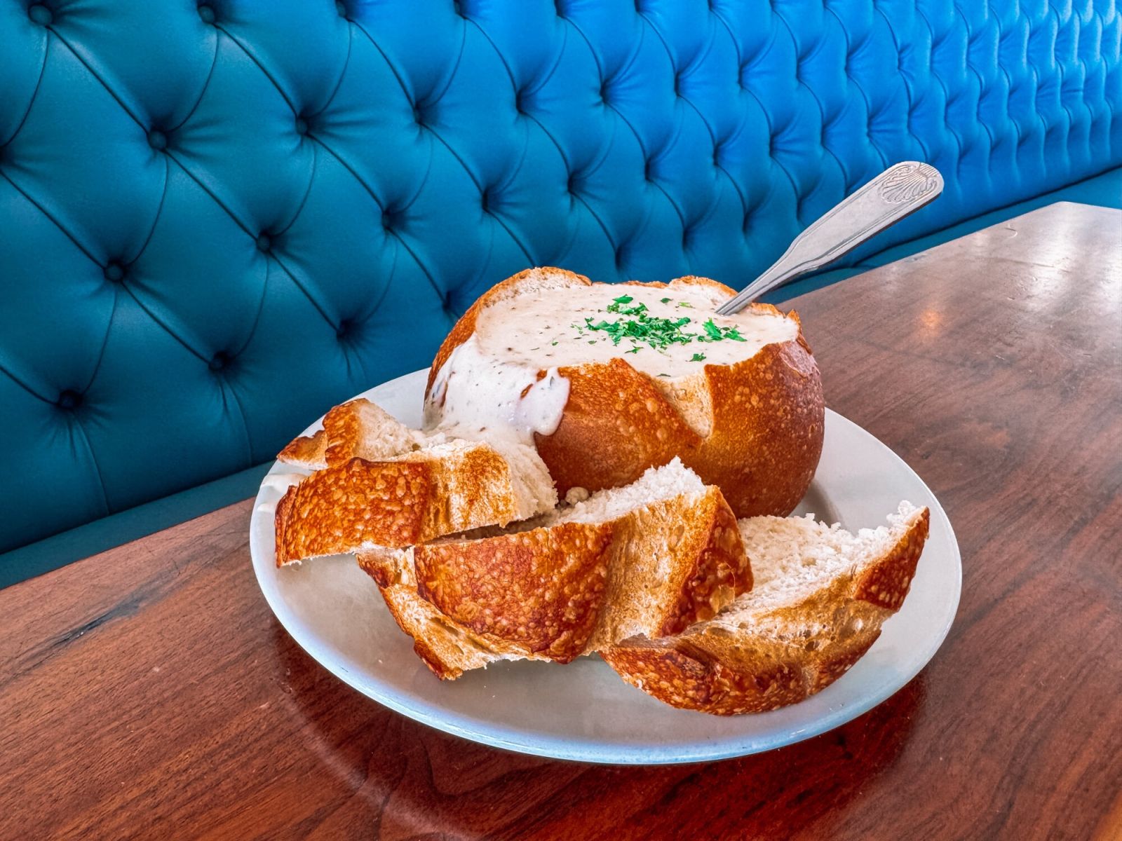 Súp hàu trong bánh chua – Món ngon nổi tiếng của San Francisco (Ảnh: Internet)