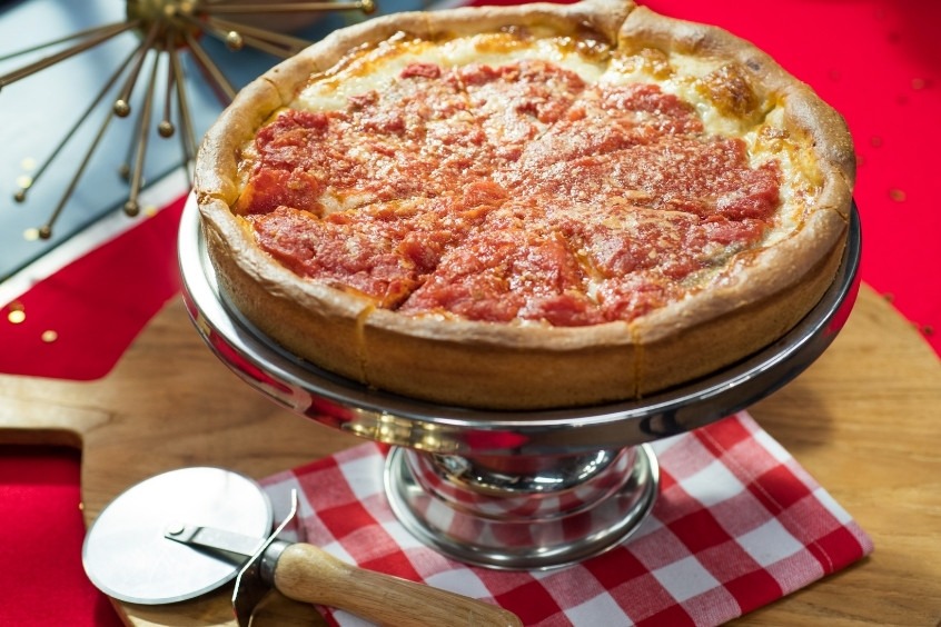 Pizza kiểu Chicago là món ăn hấp dẫn mà du khách nhất định phải thưởng thức