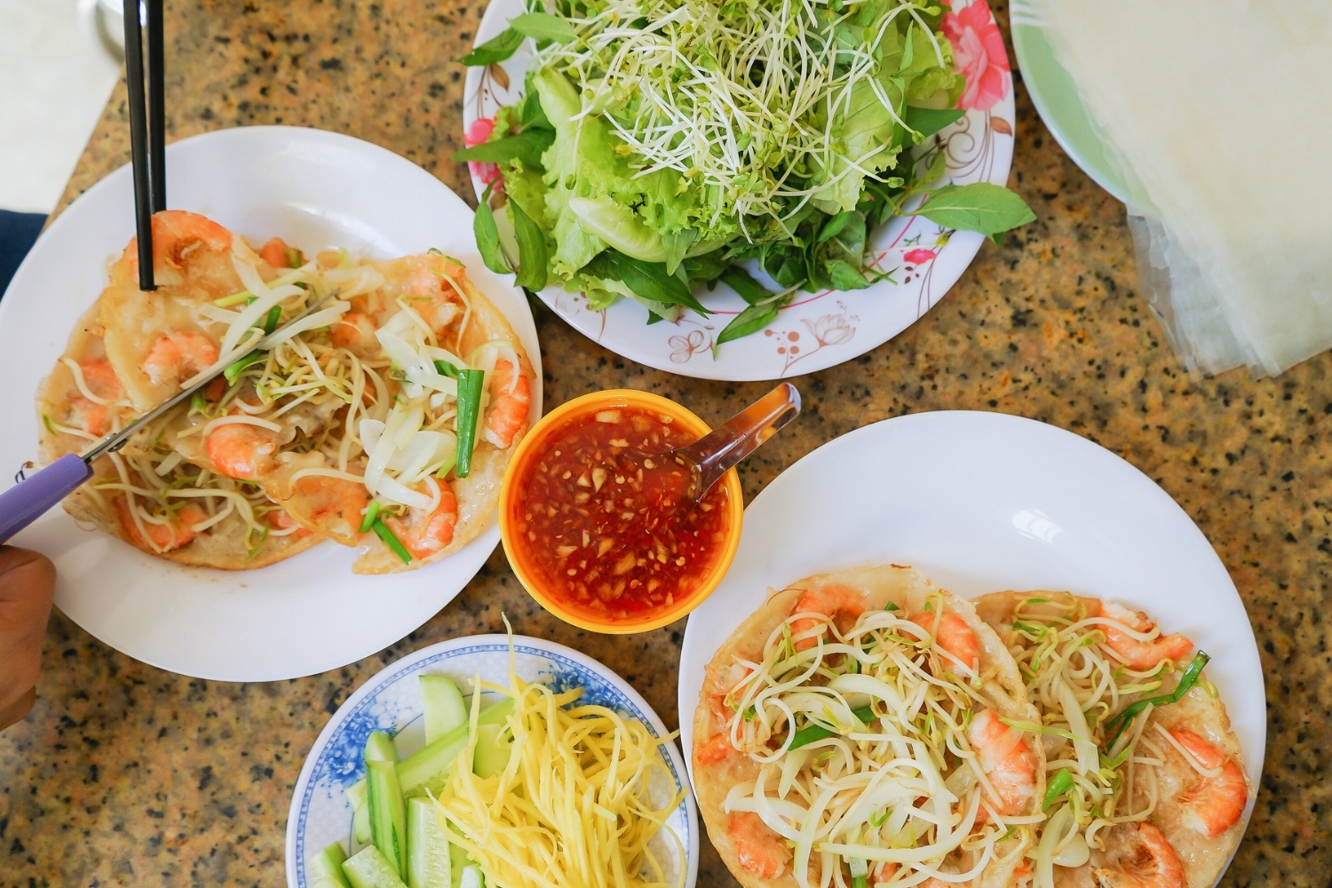 Bánh xèo tôm nhảy, móm ăn hot nhất tại Quy Nhơn. 