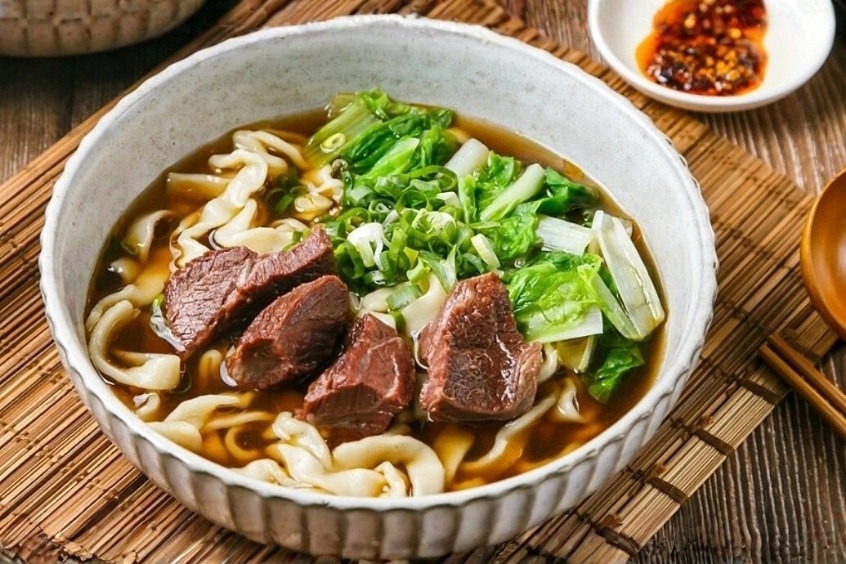 Mì bò Đài Loan - Mì bò Cao Hùng có nước dùng đậm đà, thịt mềm và sợi mì dai 