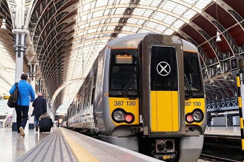 Tàu Heathrow Express phương tiện di chuyển từ sân bay Heathrow đến trung tâm London