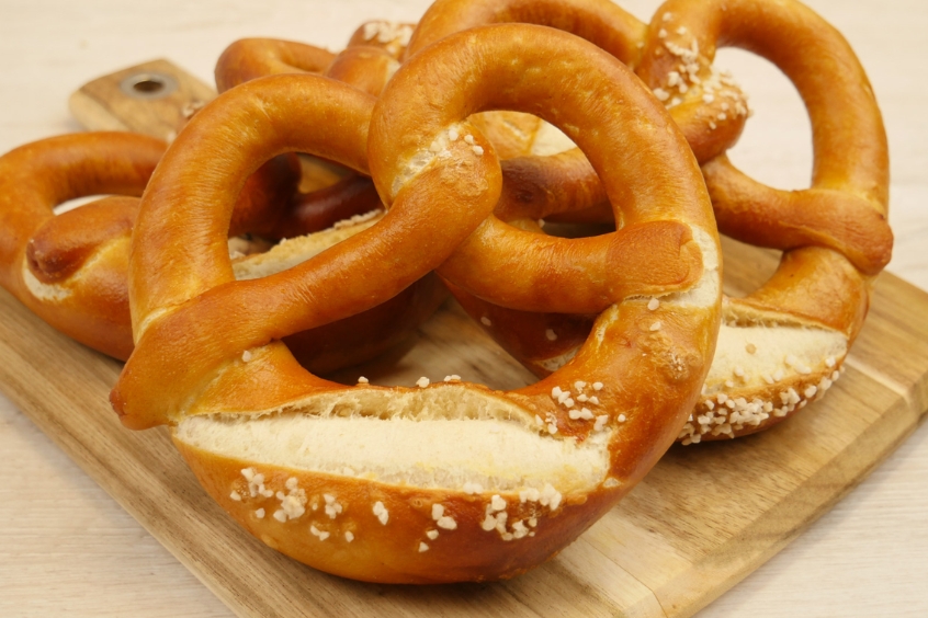 Thưởng thức ẩm thực truyền thống Munich với món Brezen đặc trưng.