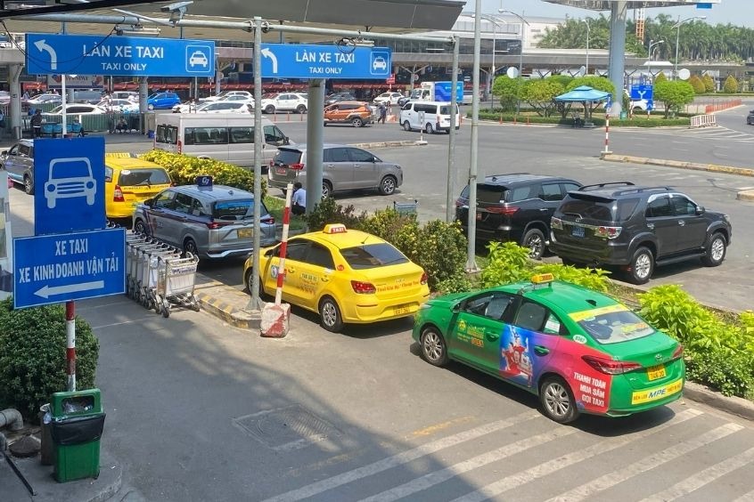 Taxi truyền thống - Taxi là lựa chọn nhanh và thuận tiện, đặc biệt khi bạn mang nhiều hành lý hoặc đi theo nhóm 