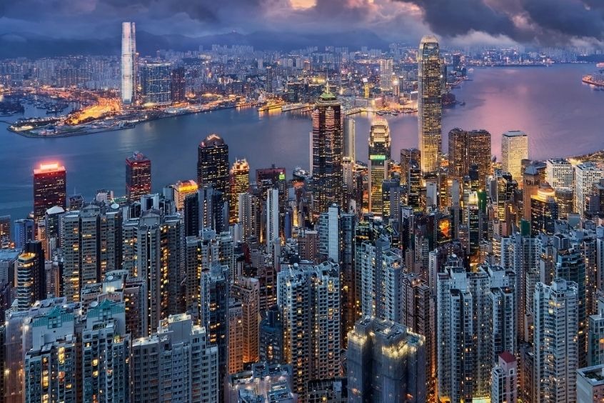 Vé máy bay từ Hà Nội đi Hong Kong - Hong Kong với nhiều tòa nhà cao tầng nổi bật trên bầu trời
