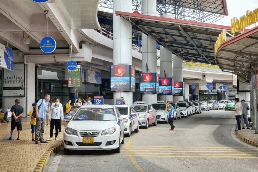 Taxi truyền thống - Taxi là phương tiện thuận tiện và nhanh chóng nhất khi di chuyển ra sân bay