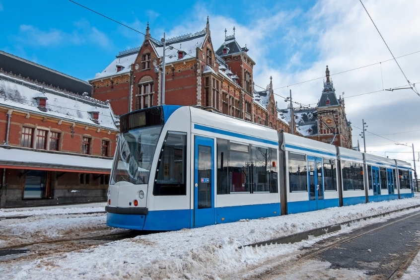 Tàu điện di chuyển trong trung tâm Amsterdam, phương tiện phổ biến của du khách