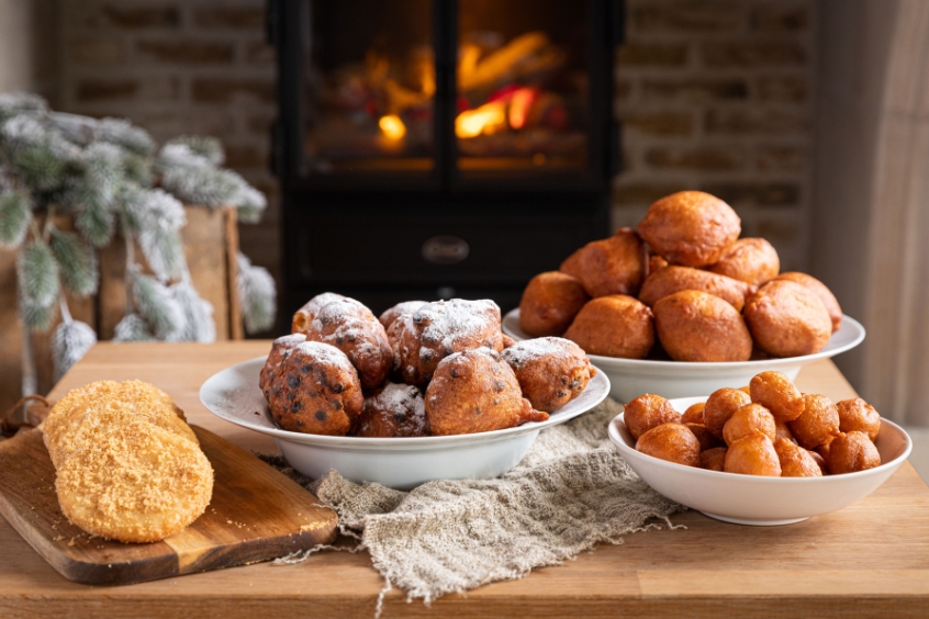 Bánh Oliebollen truyền thống Hà Lan, món ăn nổi tiếng tại Amsterdam vào dịp lễ