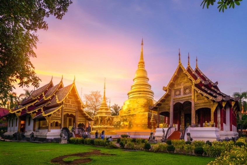 Wat Phra That Doi Suthep - Ngôi chùa vàng nổi bật giữa nền trời xanh, tỏa sáng như viên ngọc trên đỉnh núi 