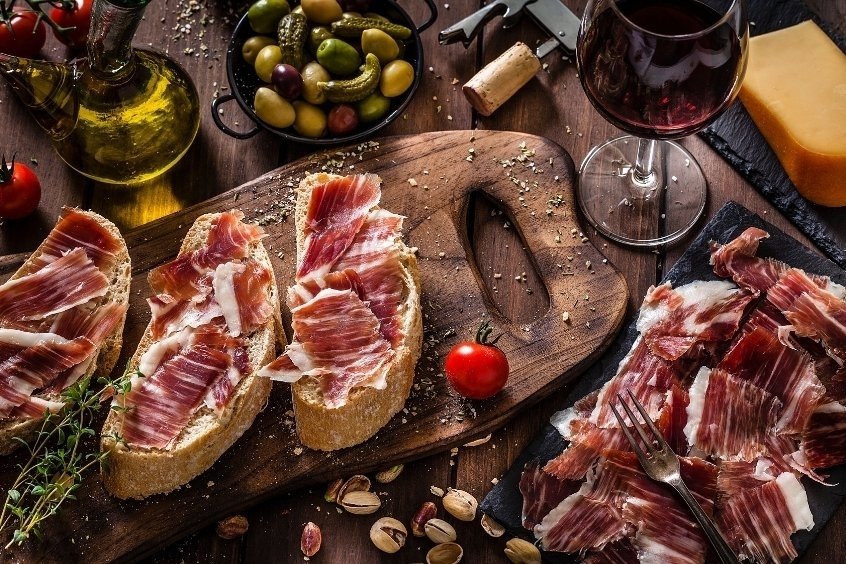 Jamón Ibérico món ăn đặc sản nổi tiếng Madrid Tây Ban Nha