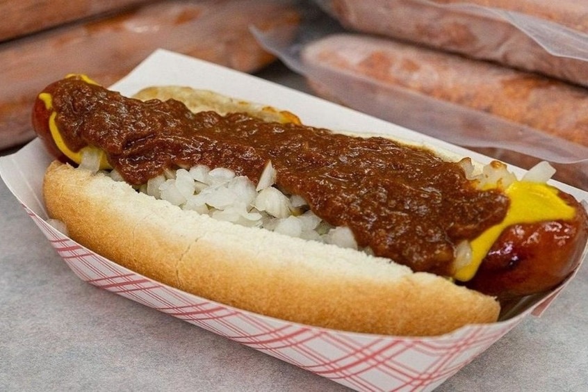 Half Smoke là một loại hot dog đặc trưng của Washington, D.C., thường được phục vụ với tương ớt cay, hành tây và mù tạt