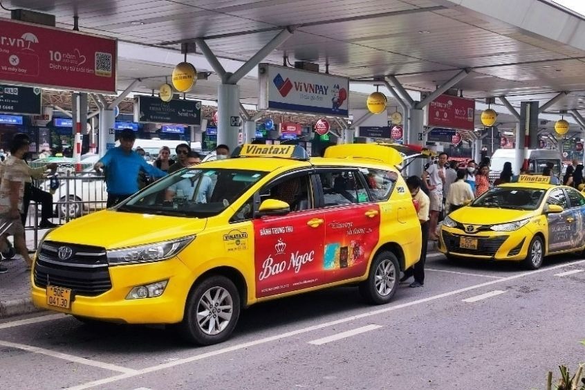 Taxi - Dù chi phí cao hơn phương tiện công cộng, taxi mang lại sự thoải mái và chủ động về thời gian