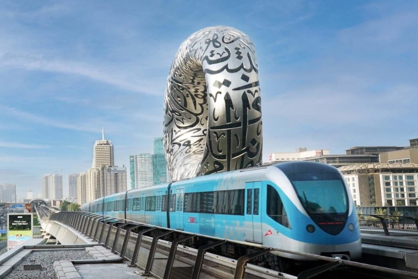Dubai Metro - Phương tiện di chuyển hiện đại và tiện lợi, kết nối sân bay quốc tế Dubai với trung tâm thành phố.
