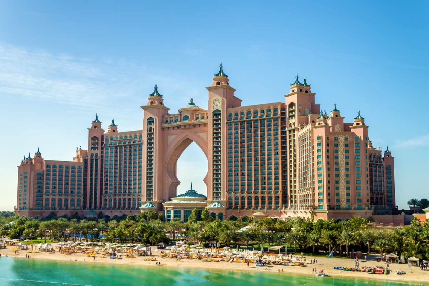Atlantis The Palm nằm trên đảo Palm Jumeirah, một trong những đảo nhân tạo nổi tiếng nhất thế giới tại Dubai.