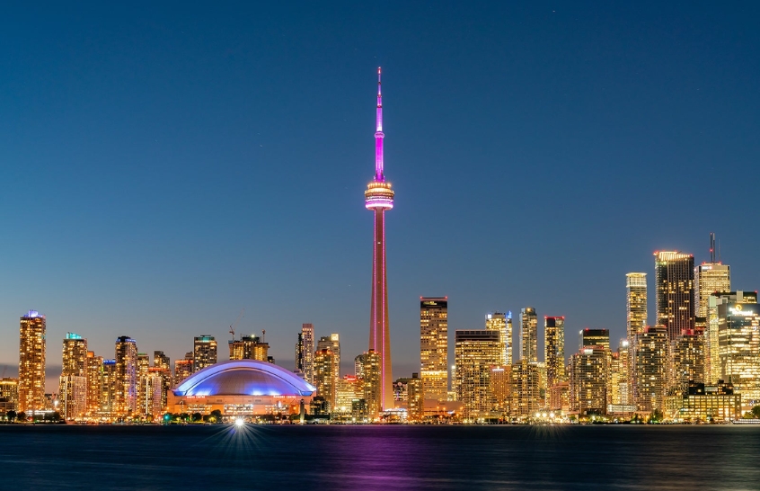 Quang cảnh Toronto về đêm với tháp CN nổi bật​​​​​​​