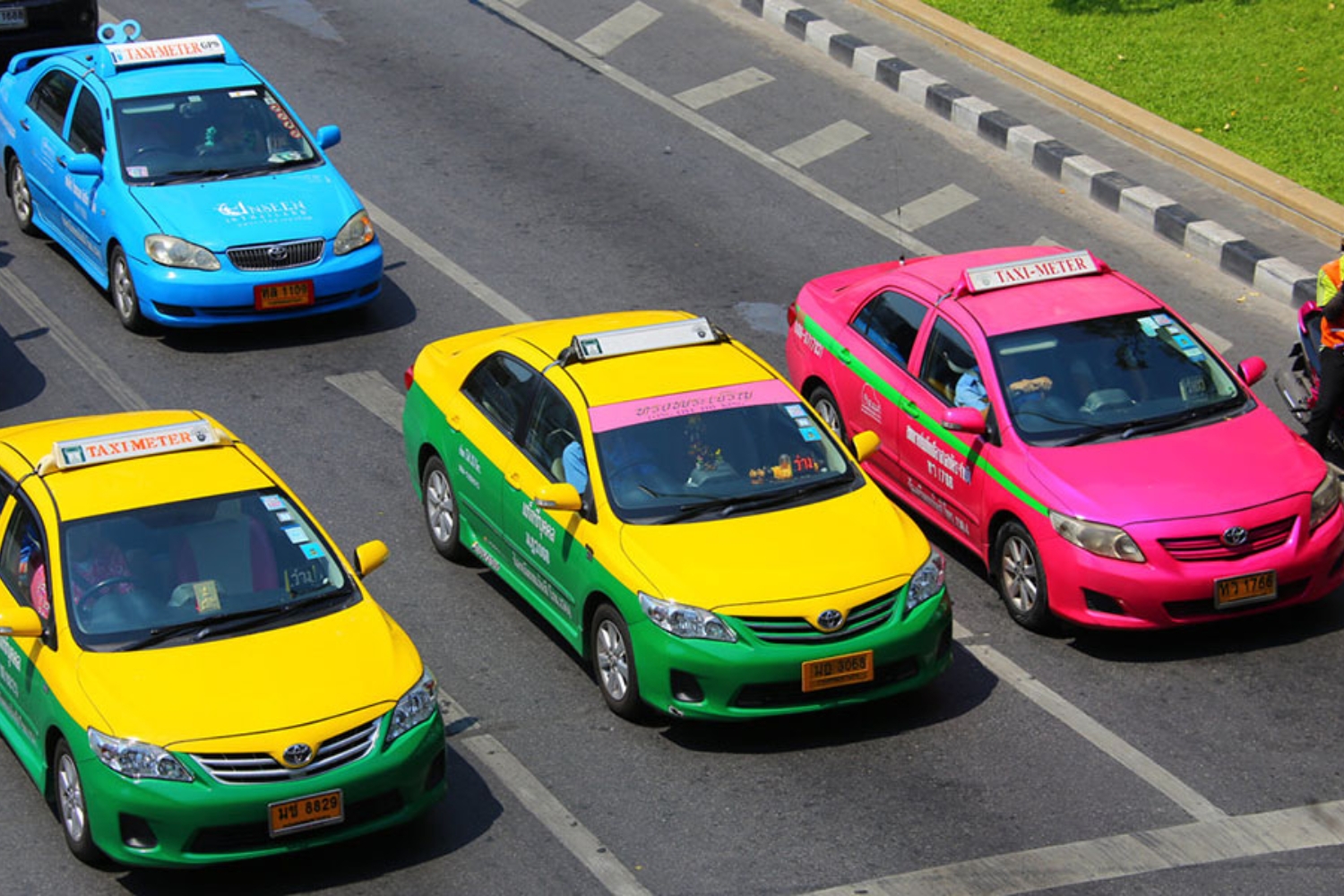 Taxi màu sắc đặc trưng đang di chuyển trên đường phố Thái Lan