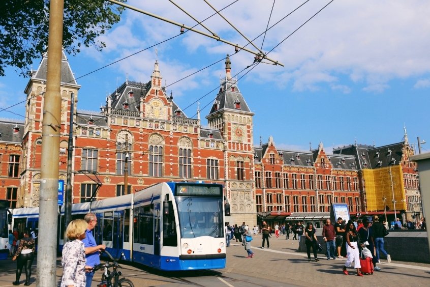 Tàu điện chạy qua trung tâm Amsterdam Hà Lan, phương tiện di chuyển phổ biến cho du khách