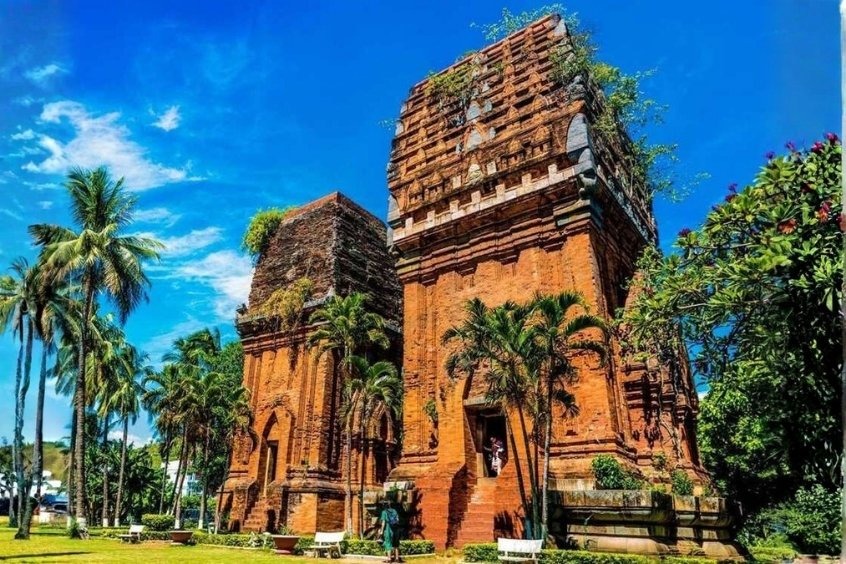 Vé máy bay từ Hà Nội đi Quy Nhơn - Tháp Đôi Quy Nhơn  một di tích lịch sử và văn hóa đặc sắc của tỉnh Bình Định