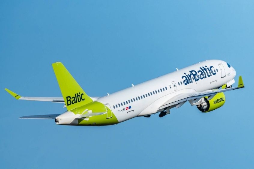 Máy bay airBaltic của hãng hàng không quốc gia Latvia