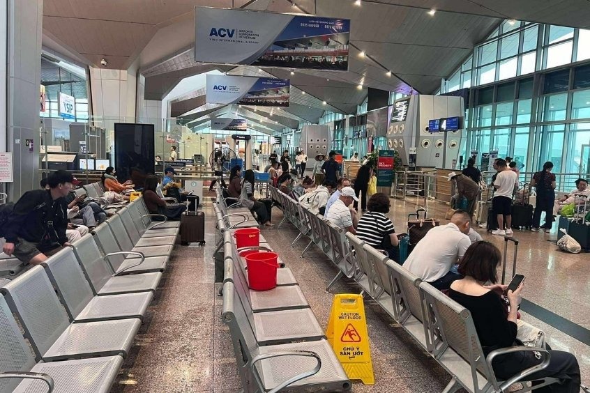 Hành khách bên trong sân bay quốc tế Vinh