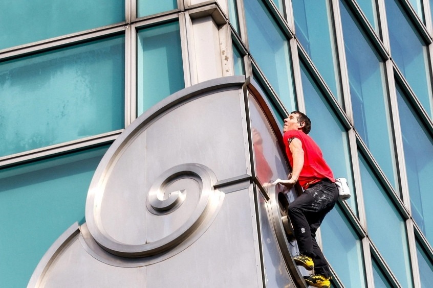 Nghẹt thở màn leo tháp 101 tầng bằng tay không