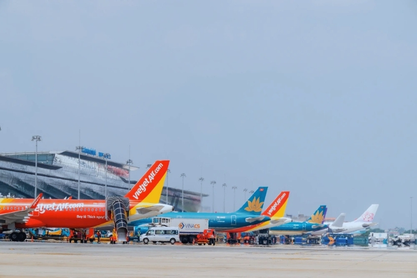 Ngành hàng không trong nước cắt giảm chuyến bay do thiếu nhiên liệu