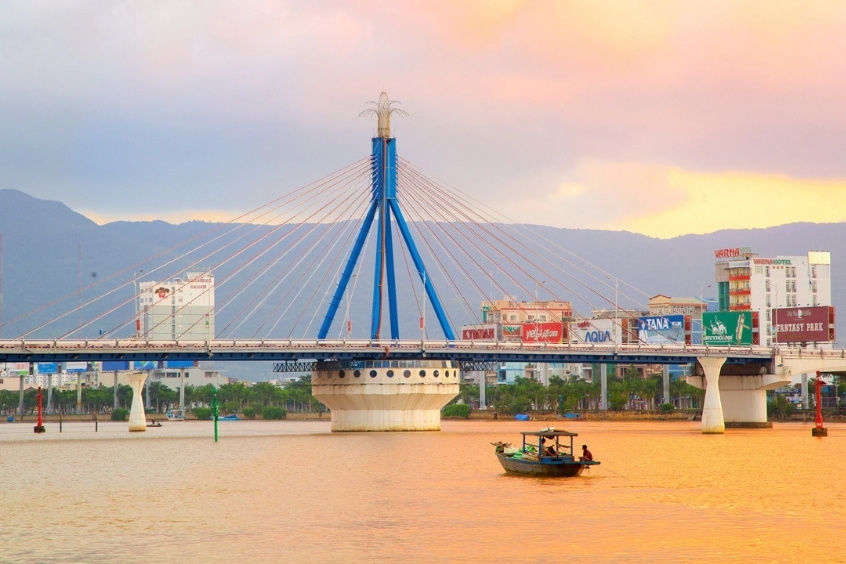 Cầu sông Hàn là cây cầu nổi bật nối đôi bờ sông Hàn, biểu tượng giao thông quen thuộc của Đà Nẵng
