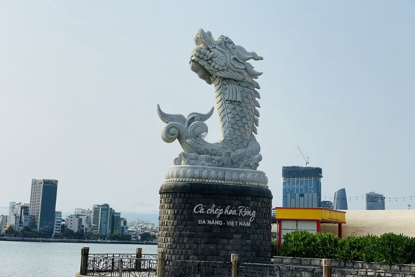 Tượng Cá Chép Hóa Rồng góc sống ảo độc đáo khi đến Đà Nẵ