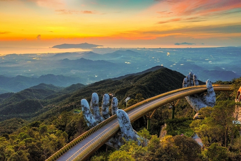 Cầu Vàng kiệt tác kiến trúc giữa núi rừng Bà Nà, nổi bật giữa thiên nhiên hùng vĩ