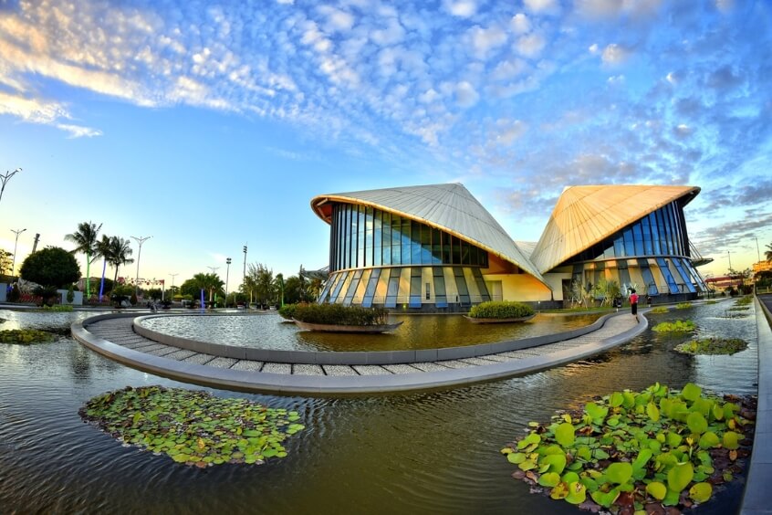 Check-in "Chiếc nón lá" khổng lồ tại Nhà hát Cao Văn Lầu - Biểu tượng của đờn ca tài tử