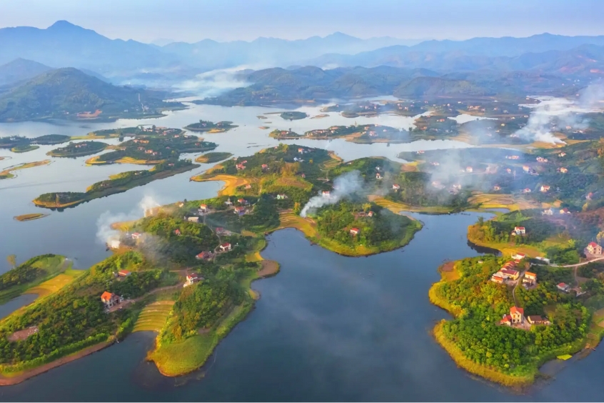 Toàn cảnh Hồ Cấm Sơn huyền ảo