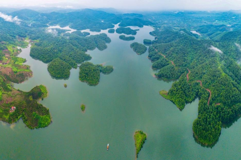 Vẻ đẹp yên bình của Hồ Khuôn Thần