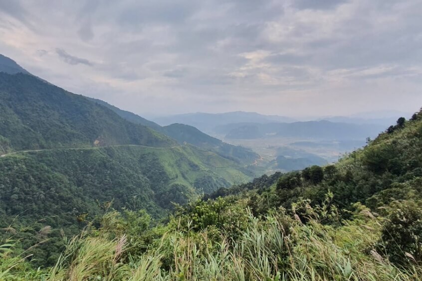 Ngắm toàn cảnh núi rừng hùng vĩ từ Đèo Gió (Ngân Sơn)