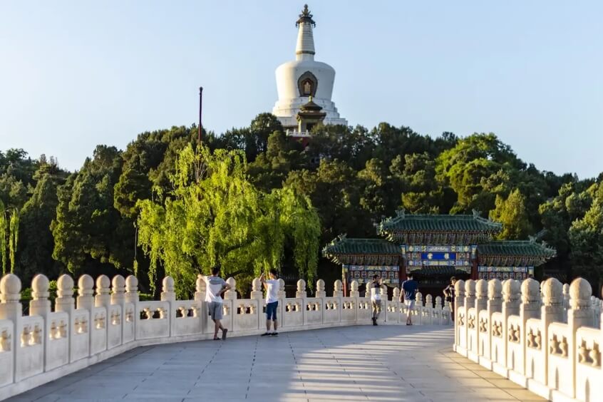 Thư thái dạo bước trong khuôn viên tuyệt đẹp của Công viên Bắc Hải